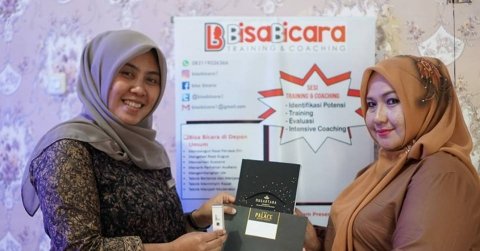 Memberikan cinderamata